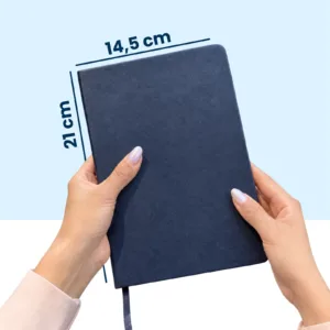 Agenda 2027 CARAVIAN PRO Azul en mano, medidas 14.5 x 21 cm
